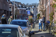 903726 Afbeelding van bewoners van een straat te Utrecht die tijdens een burenpraatje op afstand in verband met de ...